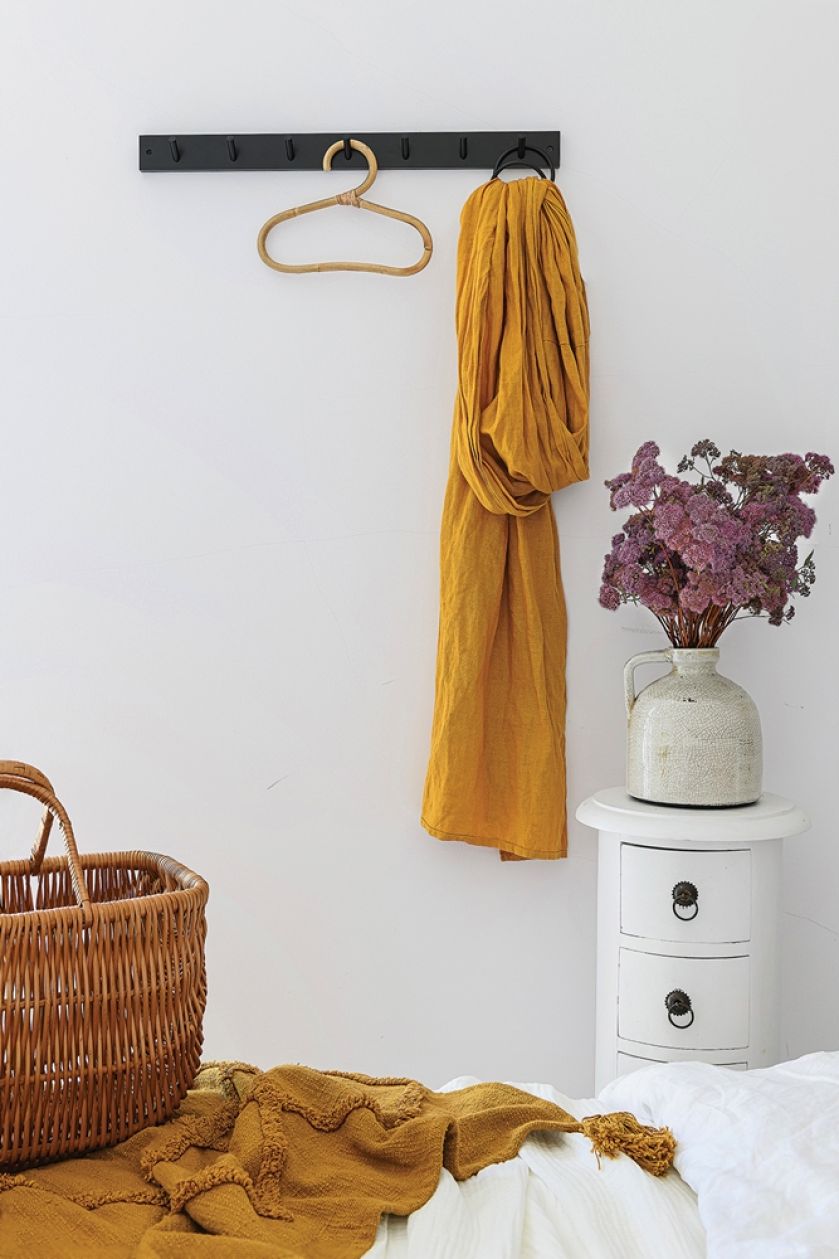 biała sypialnia z musztardowymi dodatkami