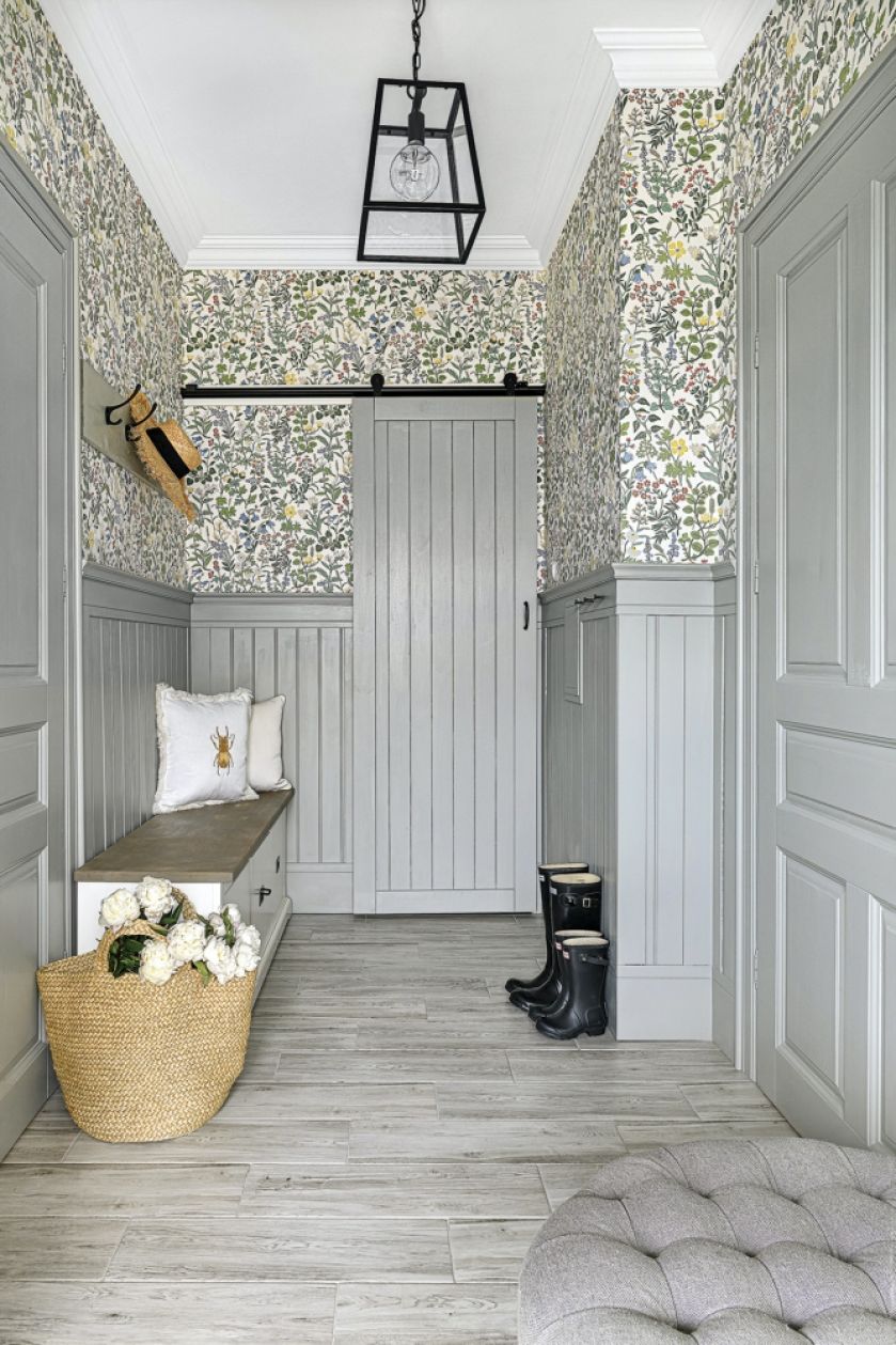 boazeria i tapeta w przedpokoju