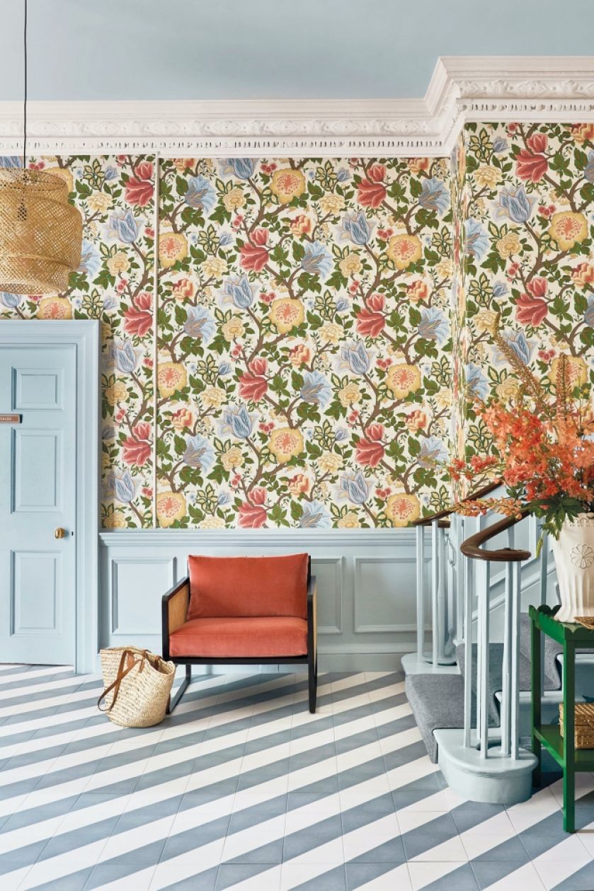 lamperia z tapety w przedpokoju