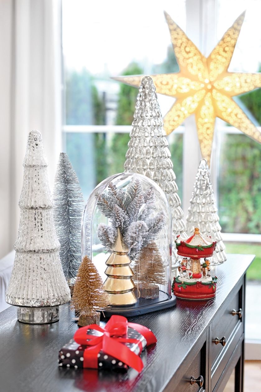 czerwono-srebrne dekoracje bożonarodzeniowe