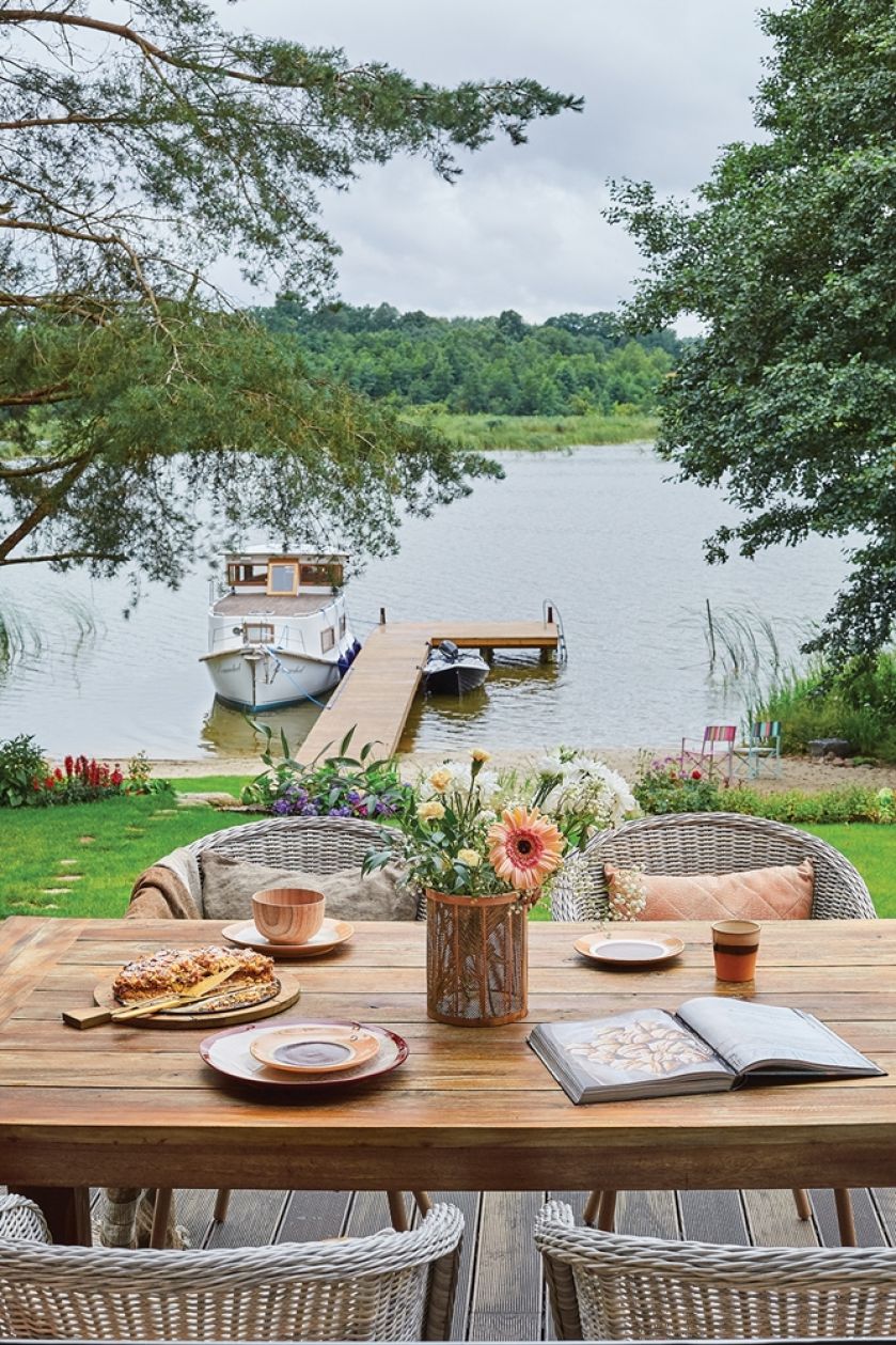 taras w domu nad jeziorem