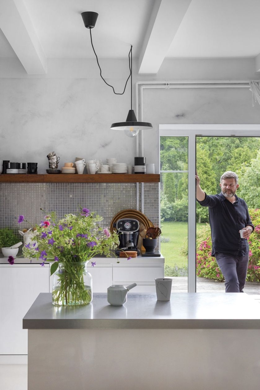 biała kuchnia w starym domu