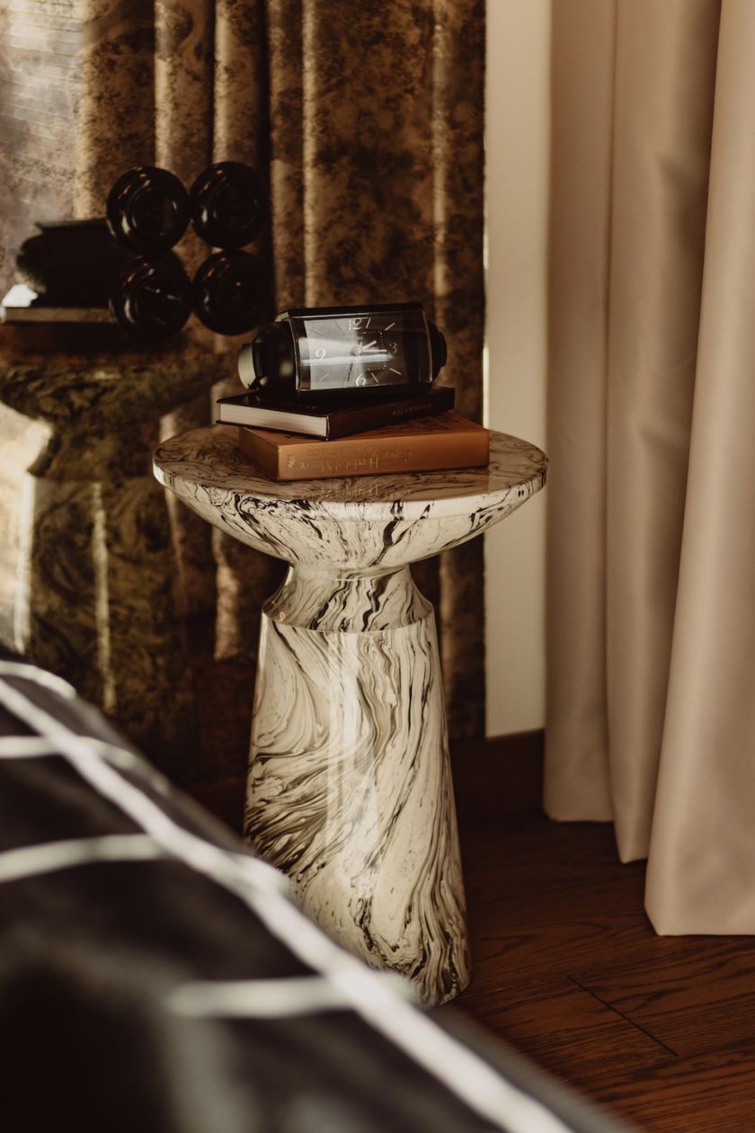 stolik nocny okrągły w sypialni