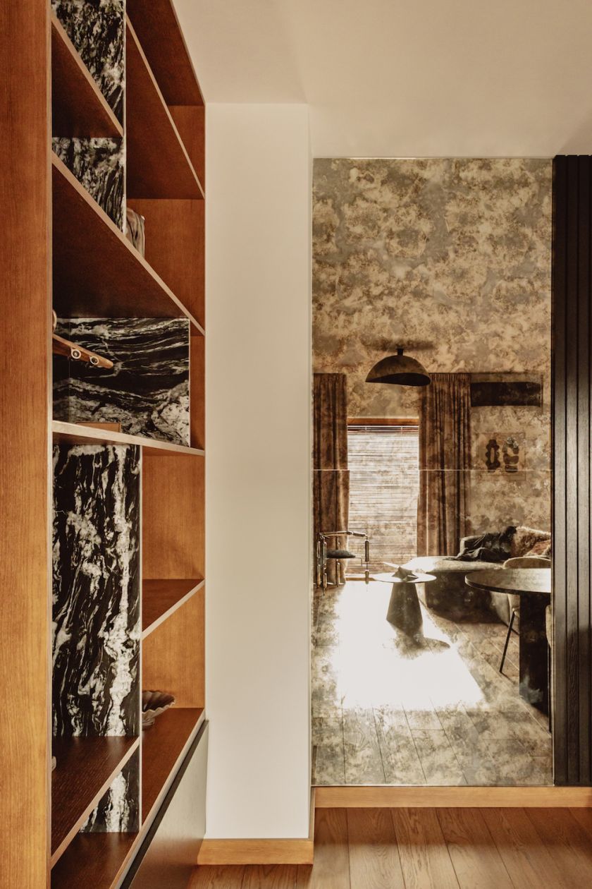 postarzane lustro w salonie w stylu loftowym