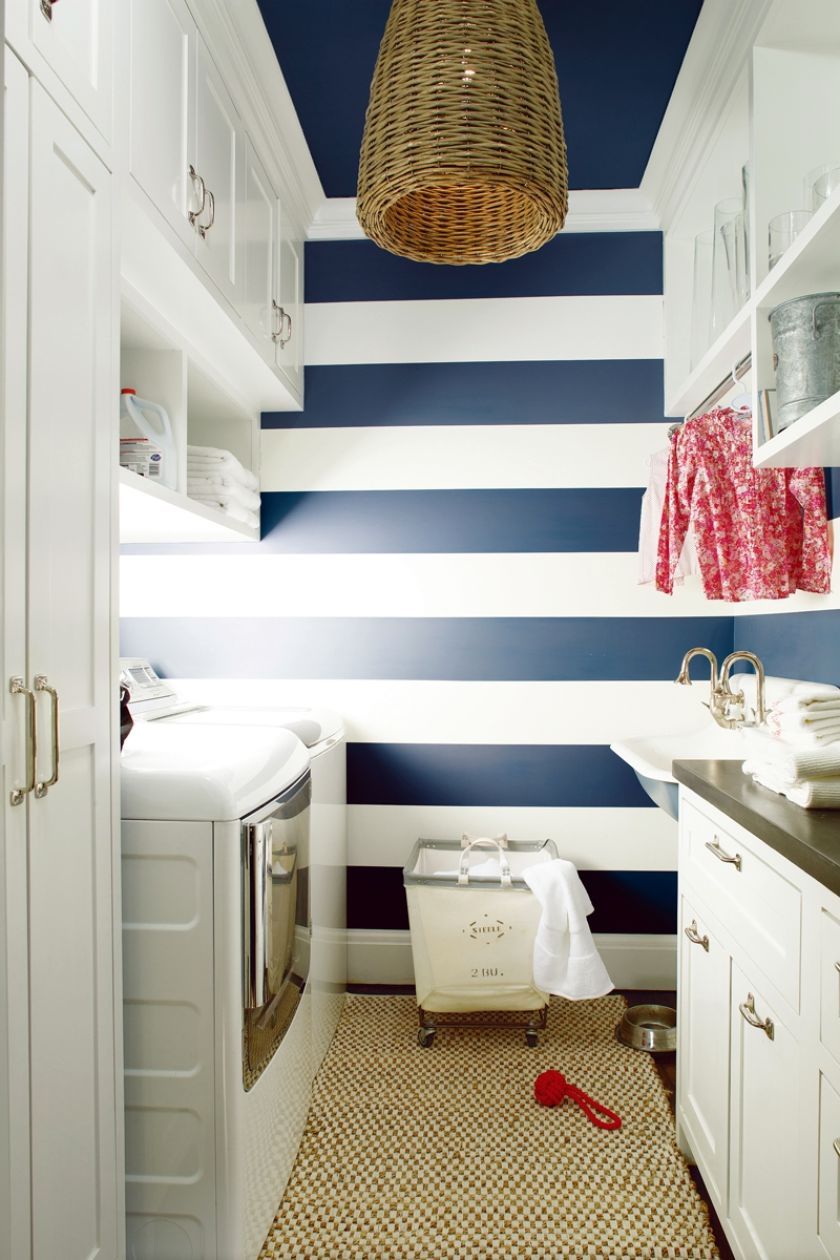 łazienka w stylu marynistycznym granatowa ściana w białe pasy