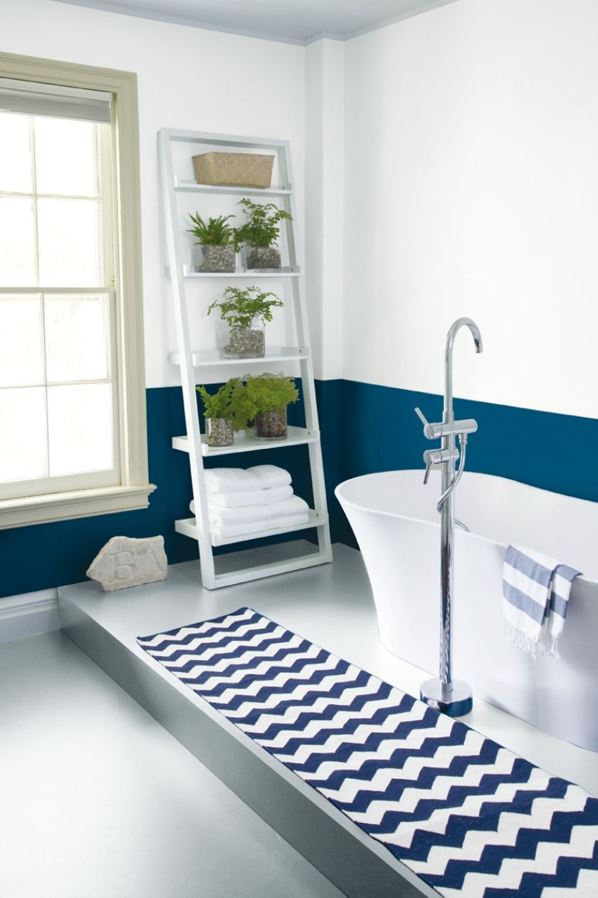 granatowa ściana w łazience