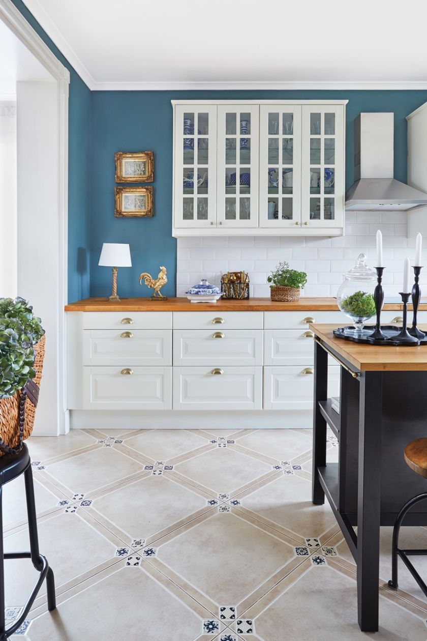 niebieska ściana i białe szafki w kuchni