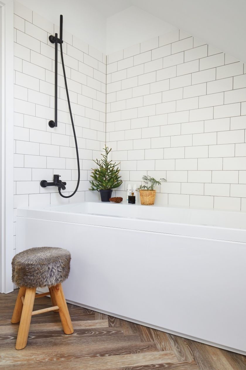 biała łazienka z drewnem