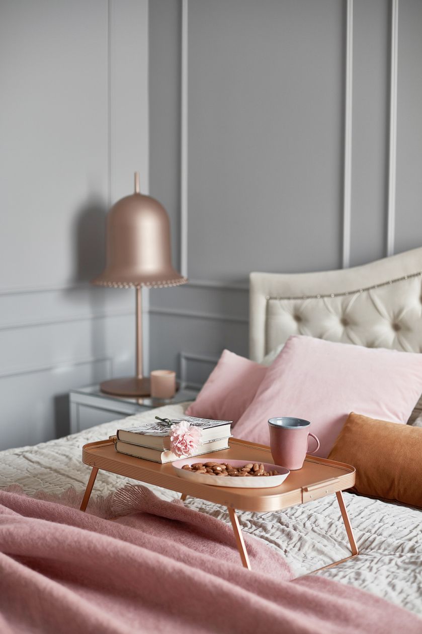 pudrowy róż w sypialni