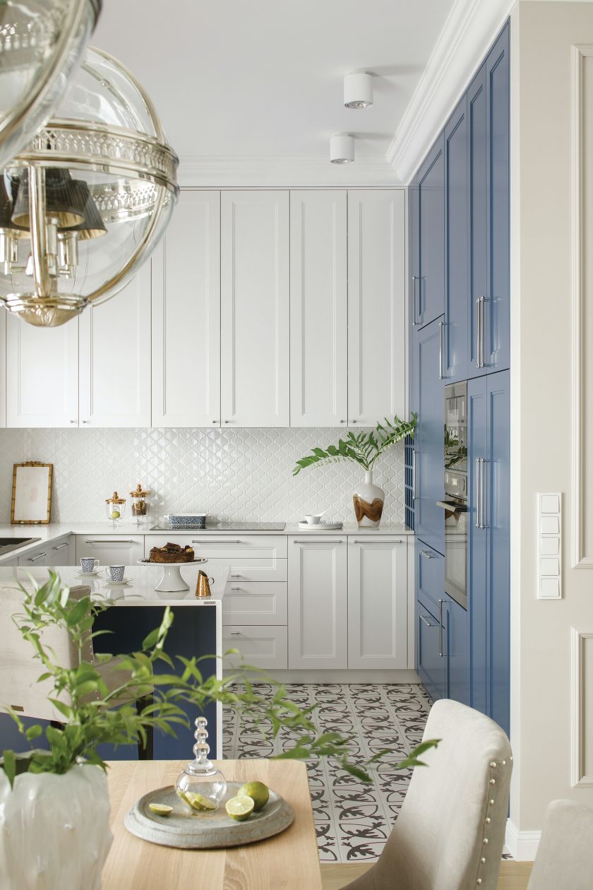 kuchnia w stylu hamptons w mieszkaniu w bloku