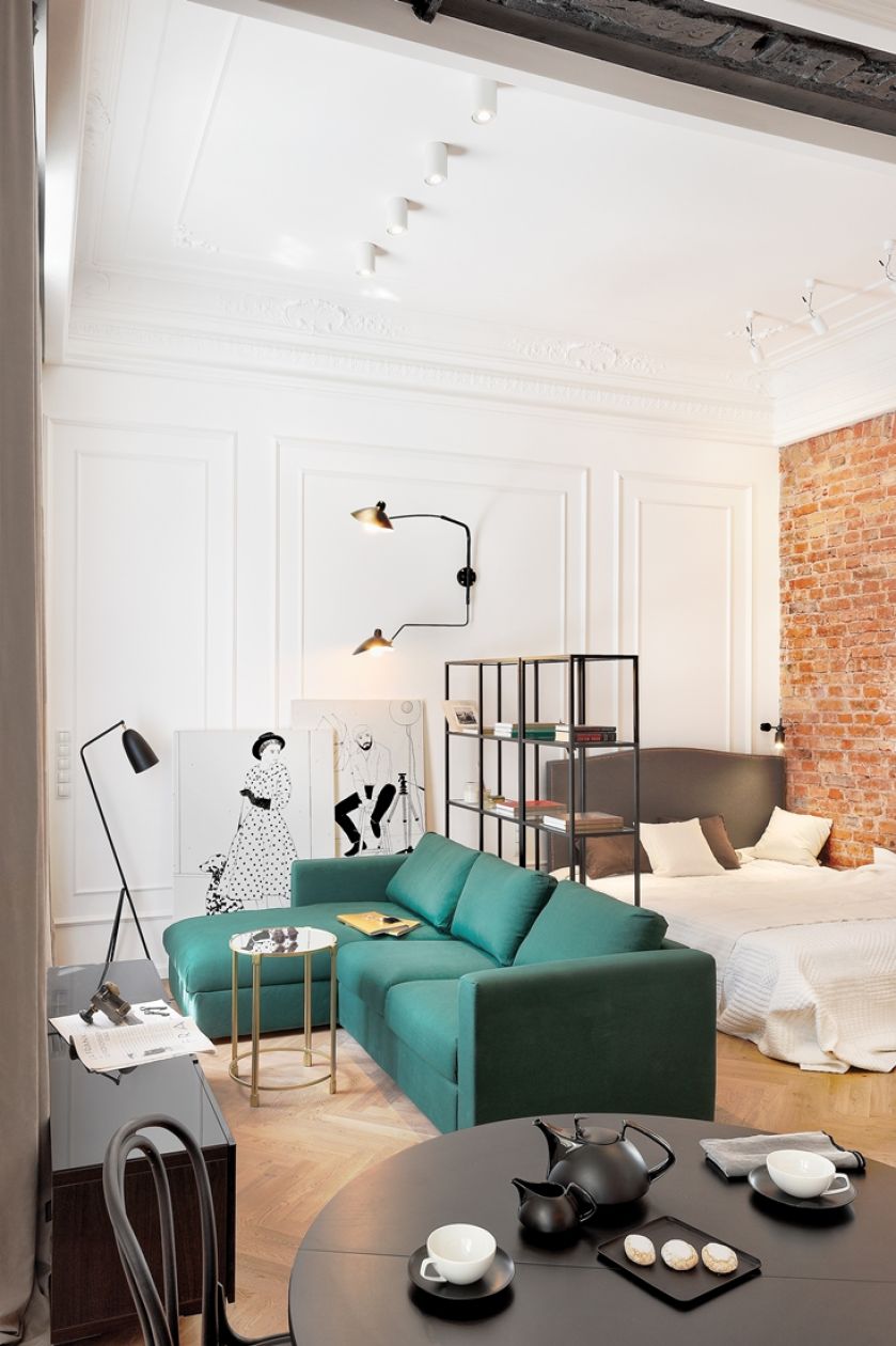 Biel, szmaragd i czerwona cegła w stylowej warszawskiej kawalerce