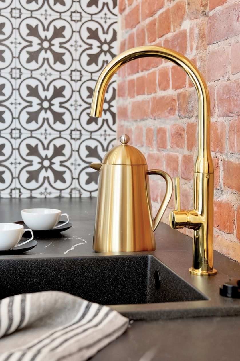 Biel, szmaragd i czerwona cegła w stylowej warszawskiej kawalerce