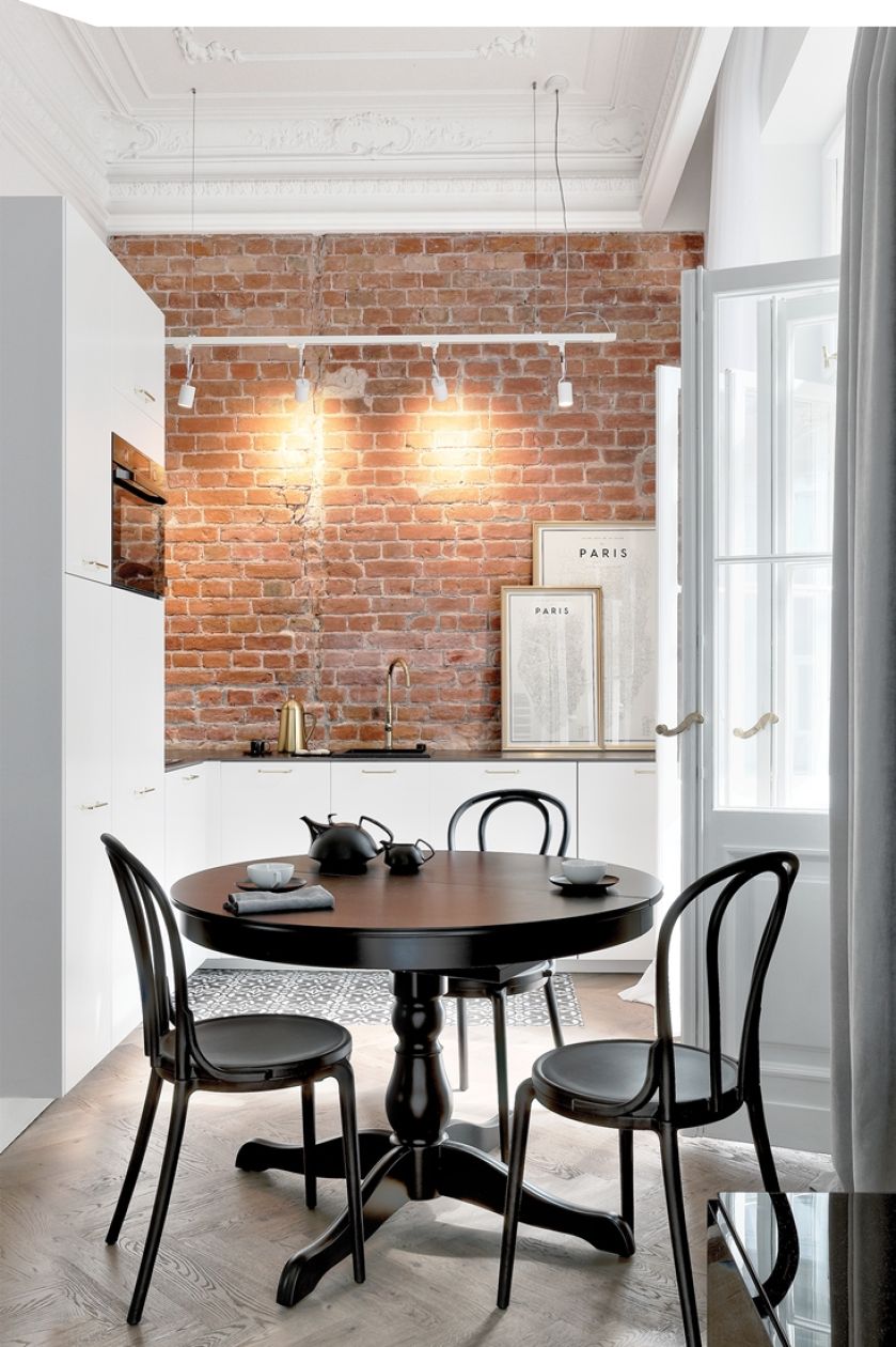 To maleńkie mieszkanie jest jak bombonierka, w której pod kolejnymi warstwami odkrywamy coraz lepsze smaki.