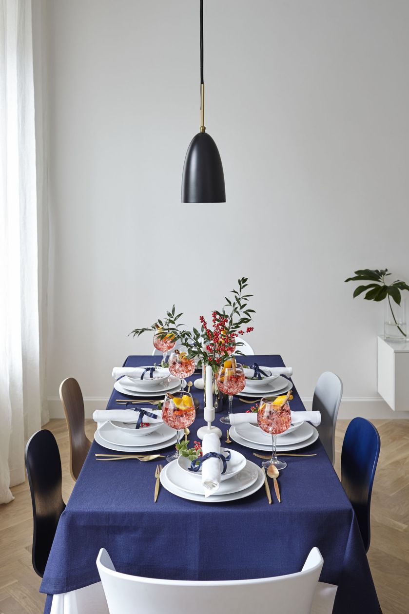 Świąteczny stół w dwóch stylizacjach w fińskim stylu