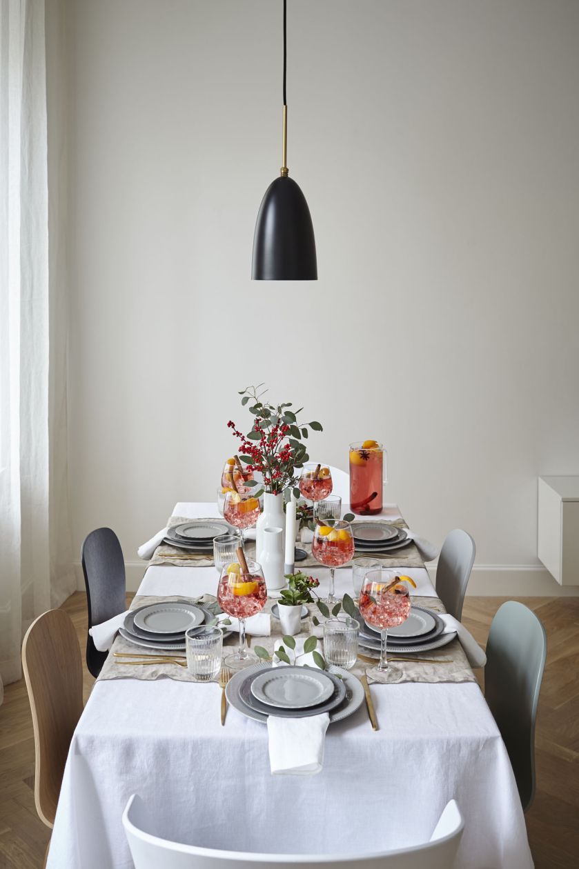 Całość uwieńczona naturalnymi dodatkami: świeżymi roślinami, ozdobnymi liśćmi i jarzębiną.