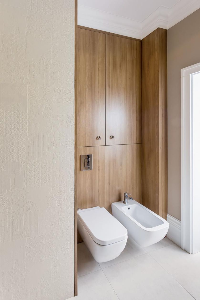 Nie trzeba mieszkać w domu jednorodzinnym, żeby czuć się jak w willi pod miastem. Zobacz wnętrze w stylu nowoczesnej klasyki.