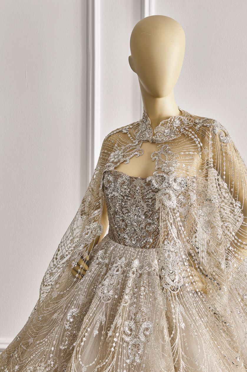 Jedwabne, koronkowe, naszywane złotem i kamieniami – pomysły na suknie przychodzą Sylwii Romaniuk w snach.