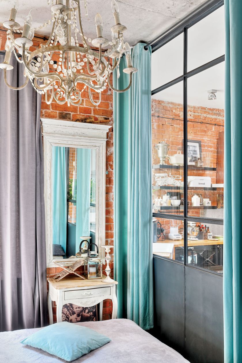 Aby odgrodzić się od świata, Dorota może zaciągnąć zasłony w oknach i na szklanej ścianie.