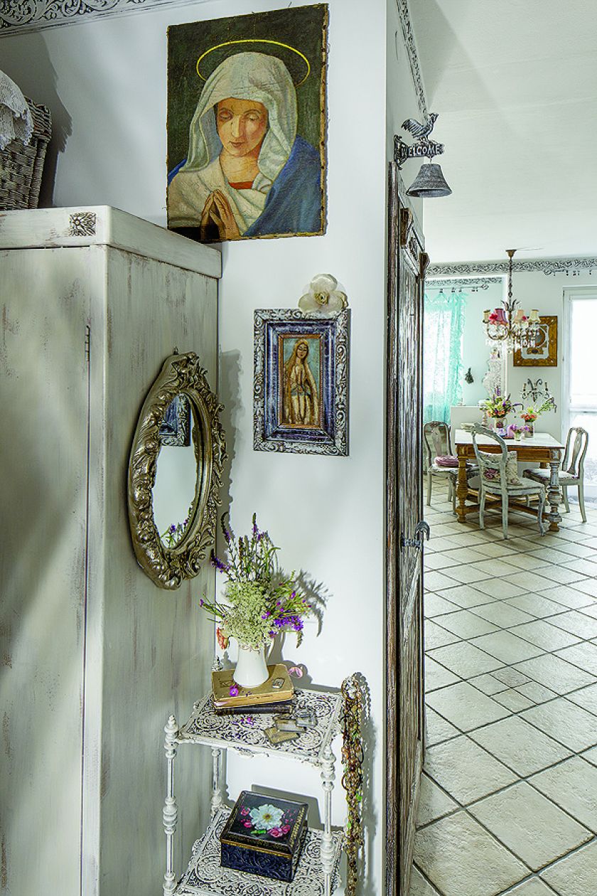 Alicja nawet baletowe tutu i skąpane w cekinach sukienki traktuje jak dekoracje i rozwiesza nawet na karniszach.