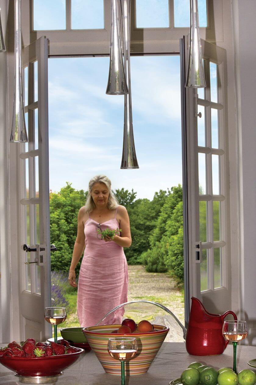 aranżacje wnętrz z nowoczesnymi meblami i antykami