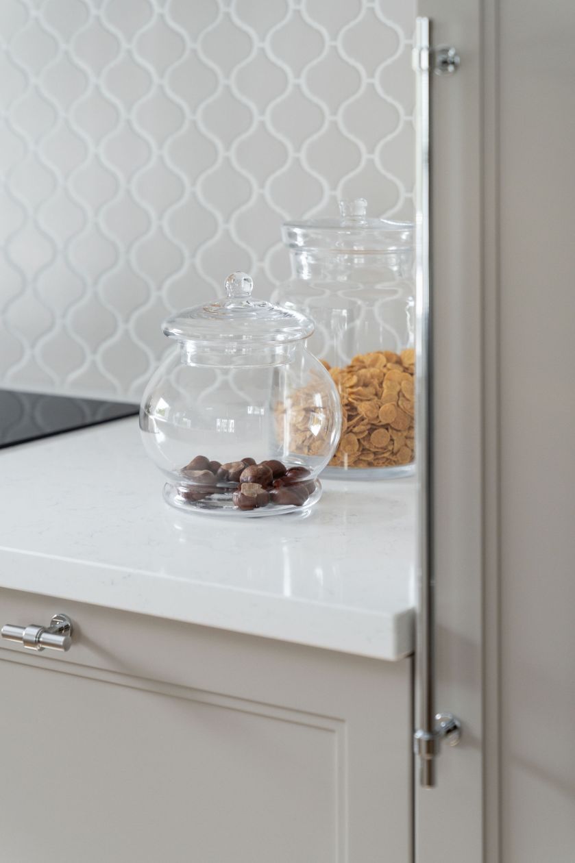 beżowa kuchnia w stylu hamptons