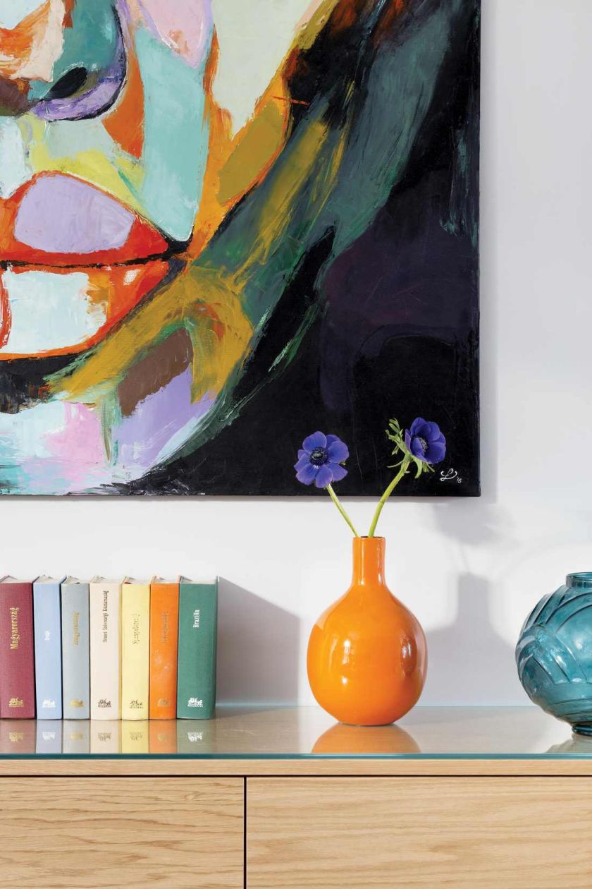 Jak gustownie zaaranżować zabytkowy apartament? Połączyć stylowe meble z nowoczesną sztuką. Zobacz naszą galerię inspiracji.