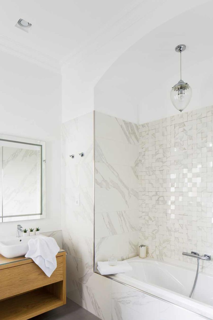 Choć dużo tu bieli, nie jest chłodno i nudno, a to dzięki mozaice nad wanną.