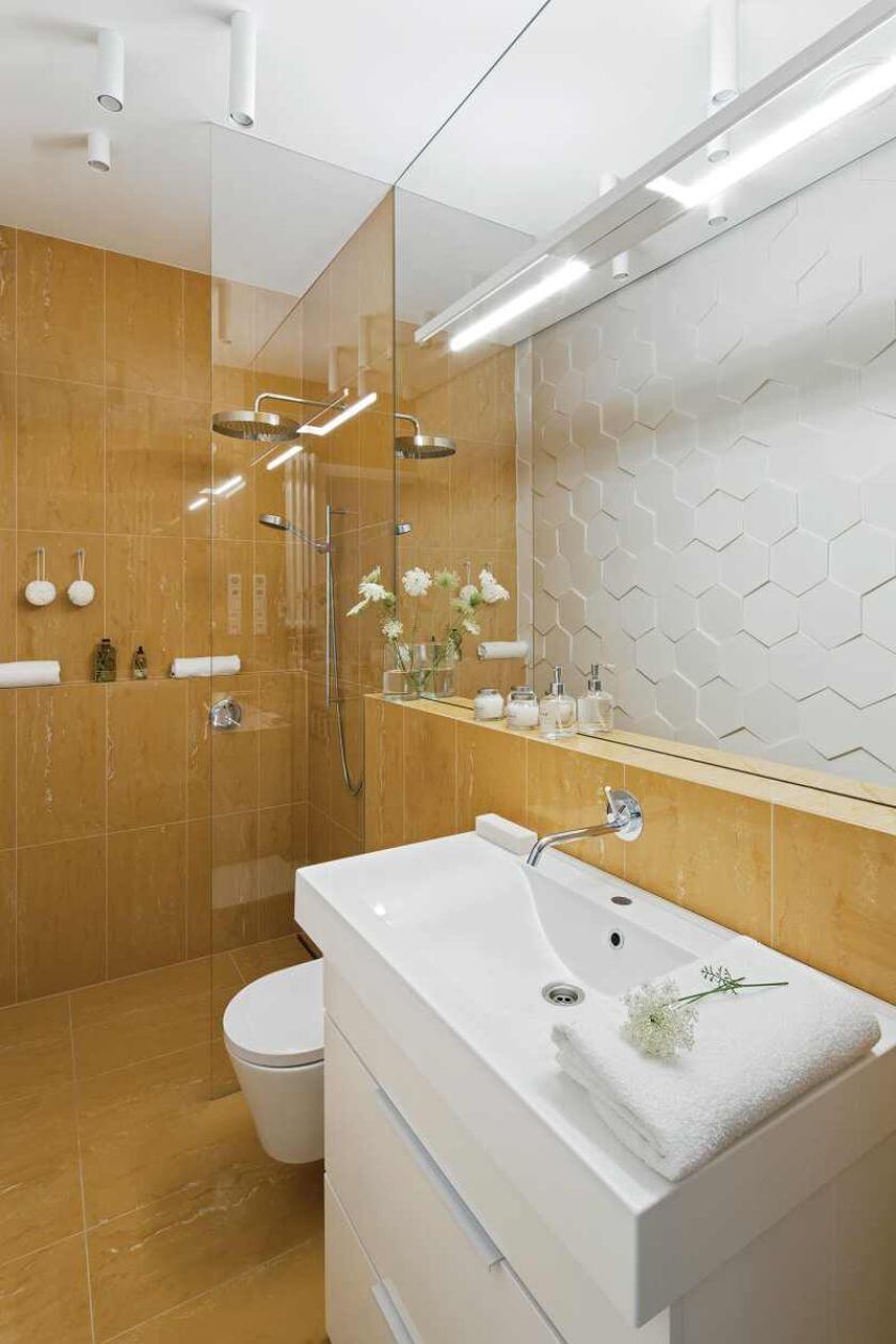 Umywalka i toaleta – Kartell by Laufen, baterie od Zucchetti.