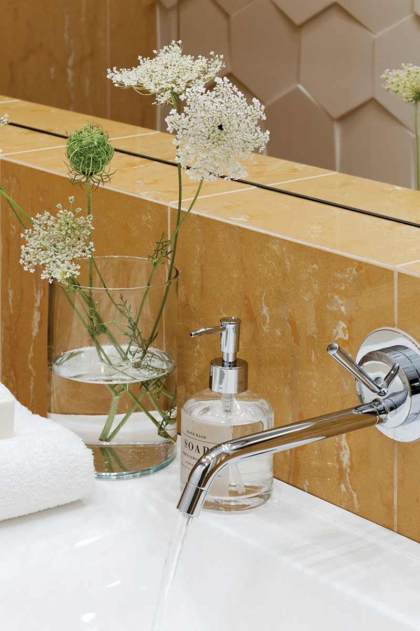 Wielkomiejskie inspiracje - aranżacja salonu z... sypialnią