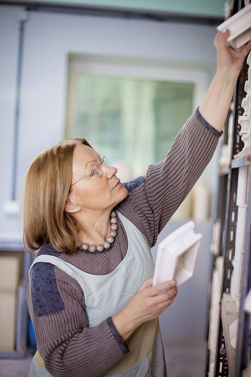 Aranżacja wnętrza opiera się tu na skandynawskiej prostocie i chłodnych bielach, écru, szarościach. Główną ozdobą