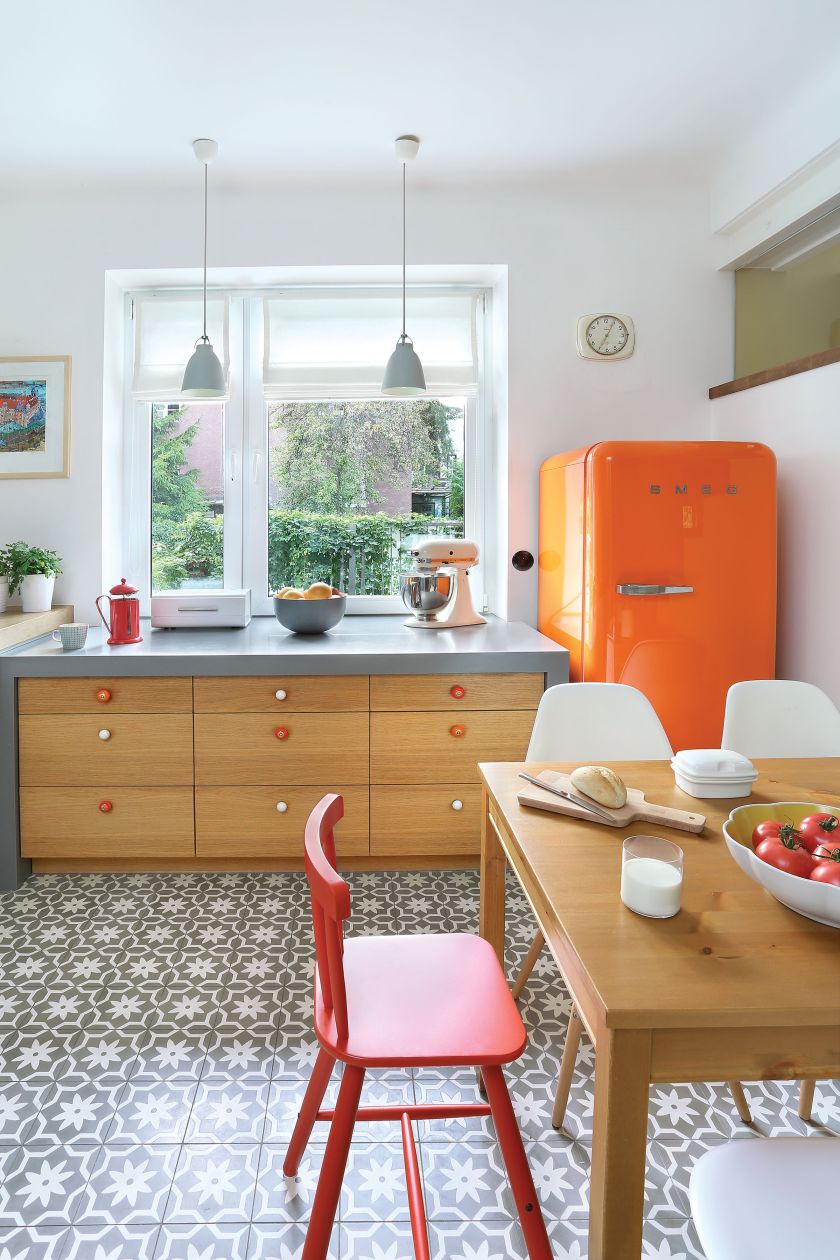 W tej aranżacji sprzęt AGD jest ozdobą kuchni