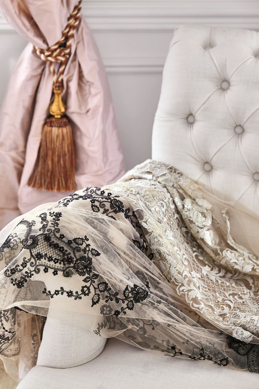 Jedwabne, koronkowe, naszywane złotem i kamieniami – pomysły na suknie przychodzą Sylwii Romaniuk w snach.