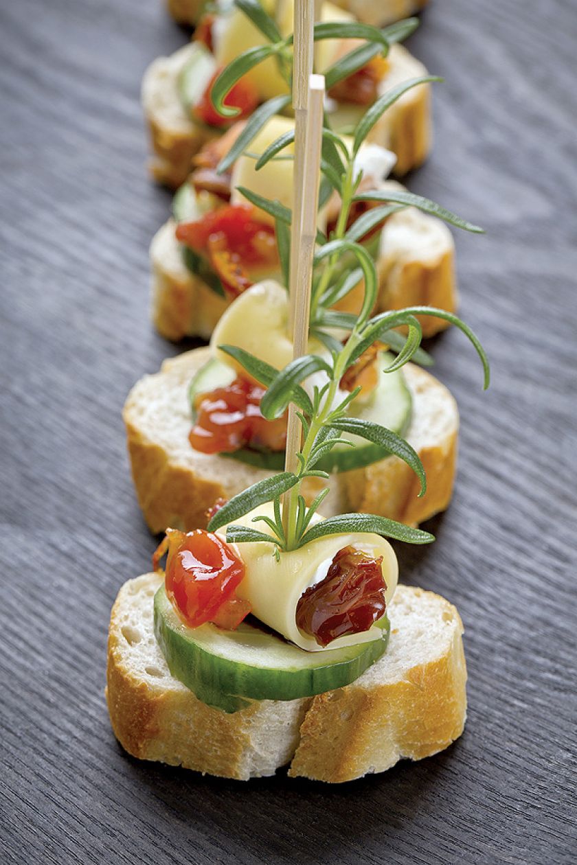 Bagietka z cheddarem, żurawiną i ogórkiem.