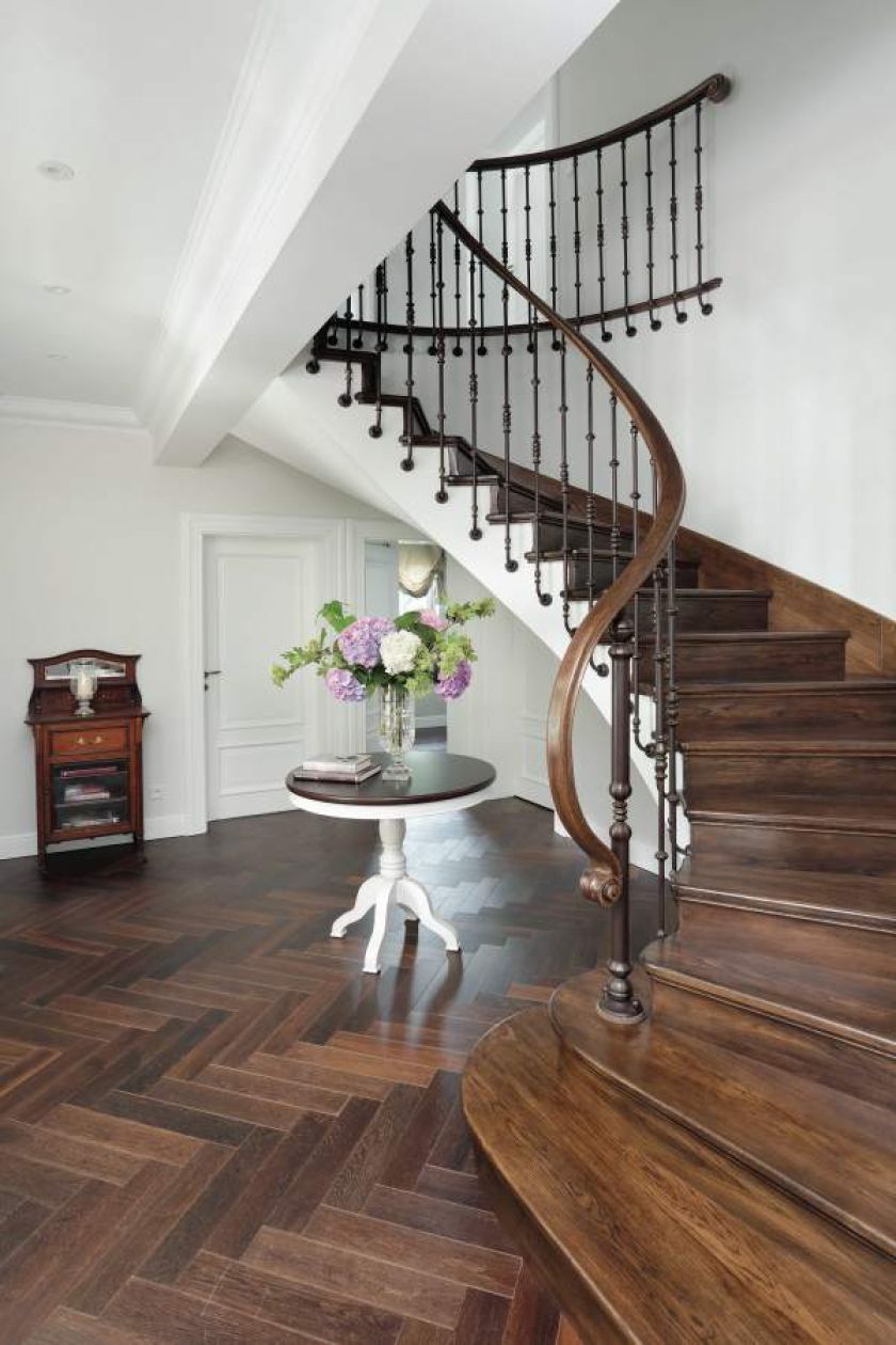 Balustrada kuta – Szymon Gruszka Kowalstwo artystyczne. Elementy drewniane, stopnie oraz pochwyt to dzieło Zbigniewa