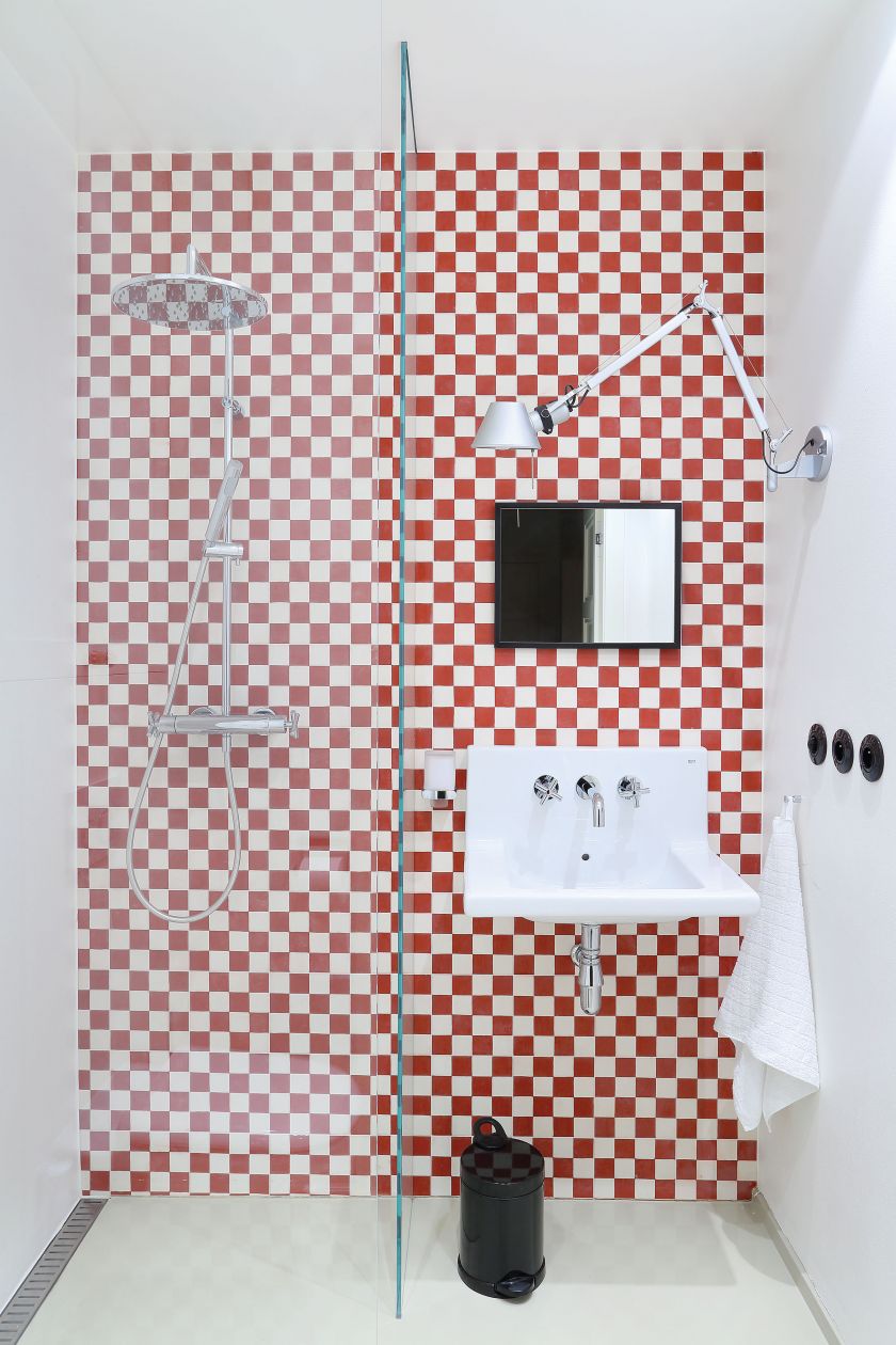Betonowa szachownica w łazience: portugalskie, ręcznie robione płytki.