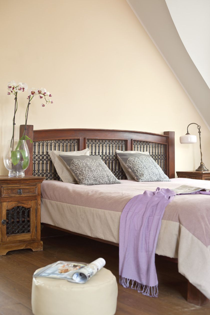 Beże i brązy, solidne dębowe meble i obraz z zabytkowym sportowym samochodem. Klasyka w najlepszym stylu.