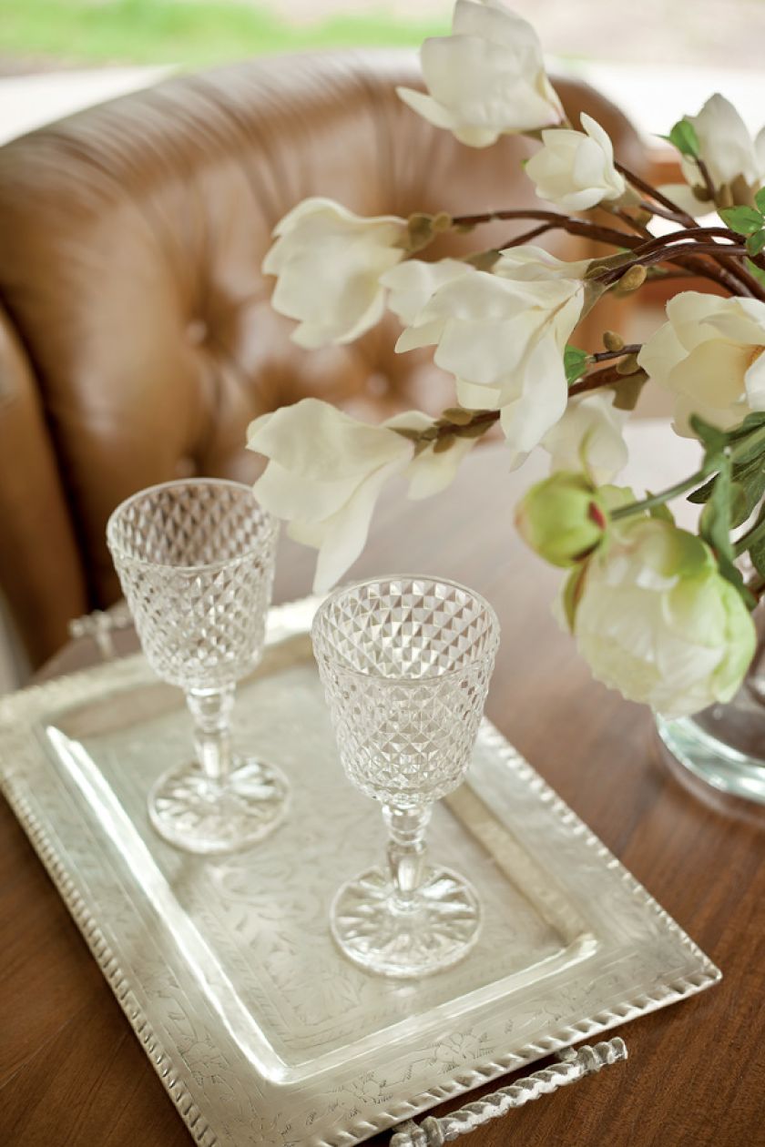 Beże i brązy, solidne dębowe meble i obraz z zabytkowym sportowym samochodem. Klasyka w najlepszym stylu.