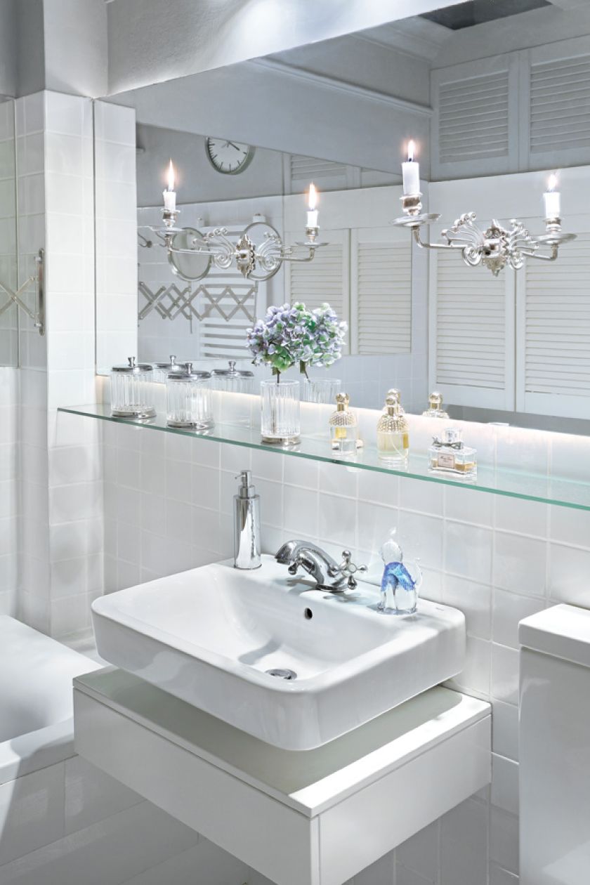 Biała drewniana podłoga, białe ściany i biała kuchnia - jak przystało na styl skandynawski w mieszkaniu Na takim tle