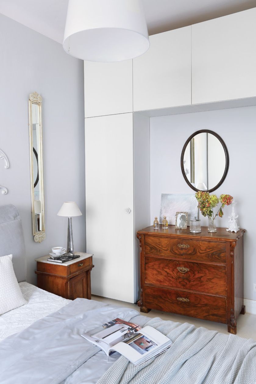 Biała drewniana podłoga, białe ściany i biała kuchnia - jak przystało na styl skandynawski w mieszkaniu Na takim tle