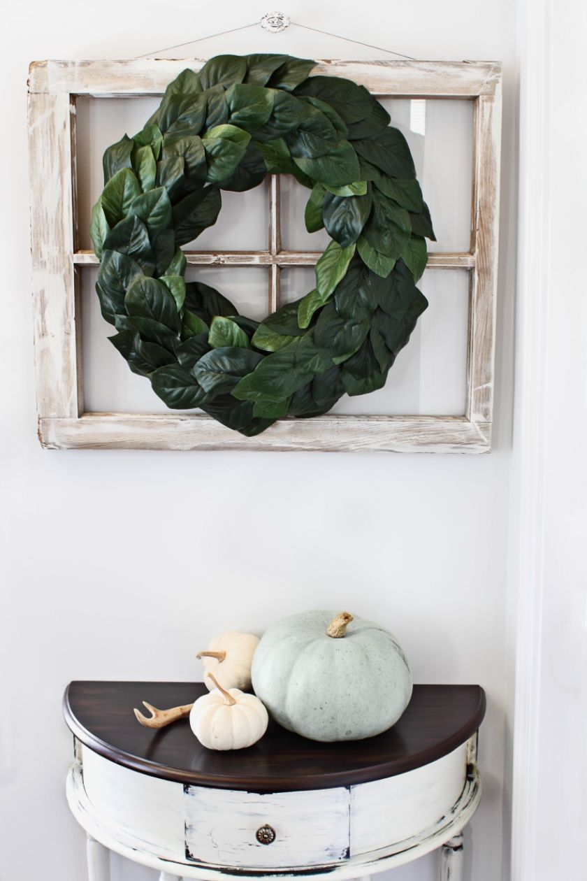 Biała dynia w towarzystwie zielonego wieńca to klimatyczna jesienno-zimowa dekoracja holu