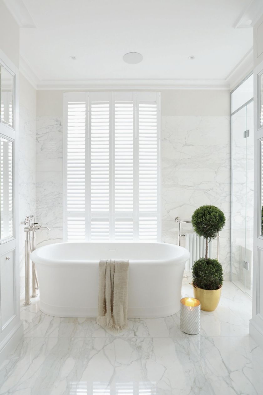 Sttylowo i trochę pałacowo. Łazienkę wyłożono MARMUREM CALACATTA. Dopasowano do niej wannę, umywalki i baterie