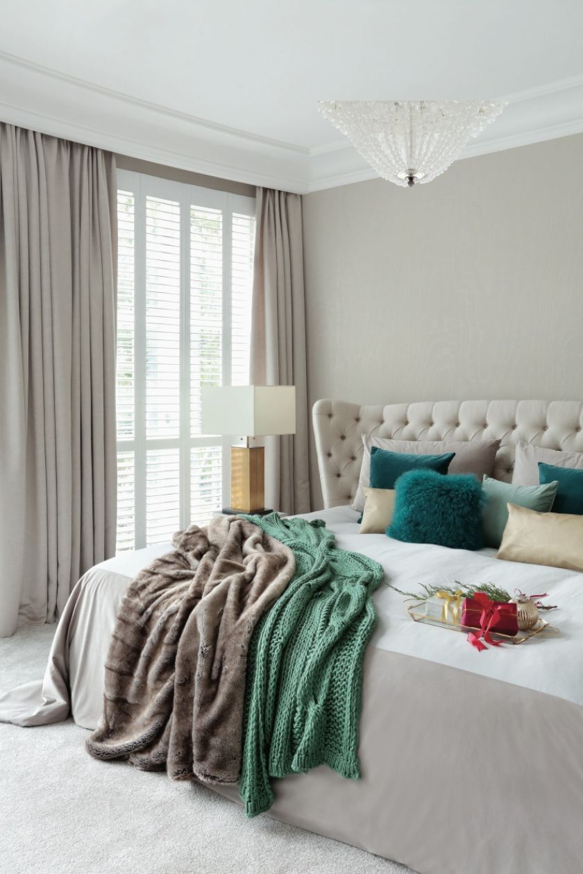 Na łóżku marki Meridiani: futrzana narzuta z Decolor, poduszki z Nap i Miloo Home. Stojąca lampa z Archidzieła.