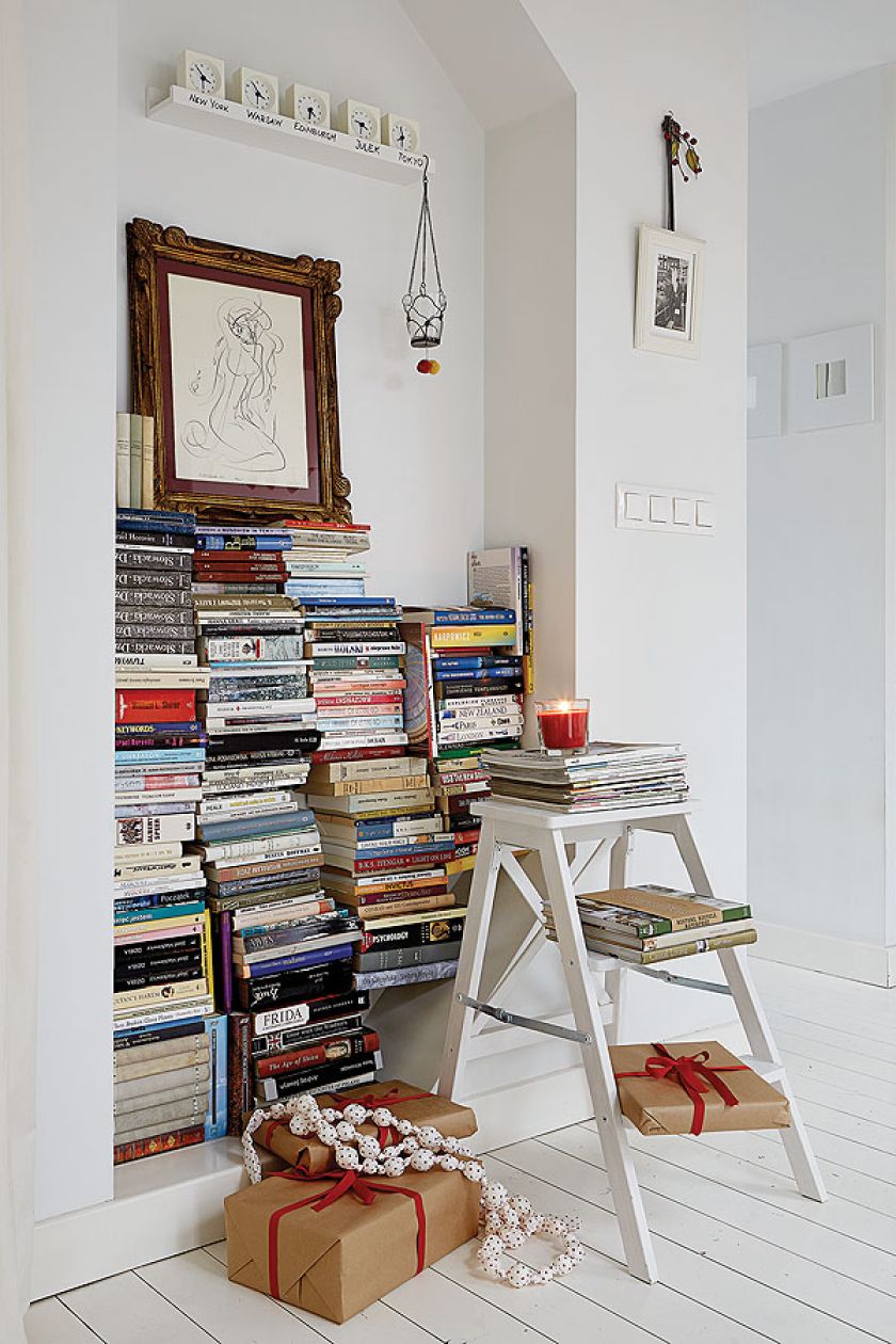 Białe mieszkanie na strychu urządzone w stylu skandynawskim.