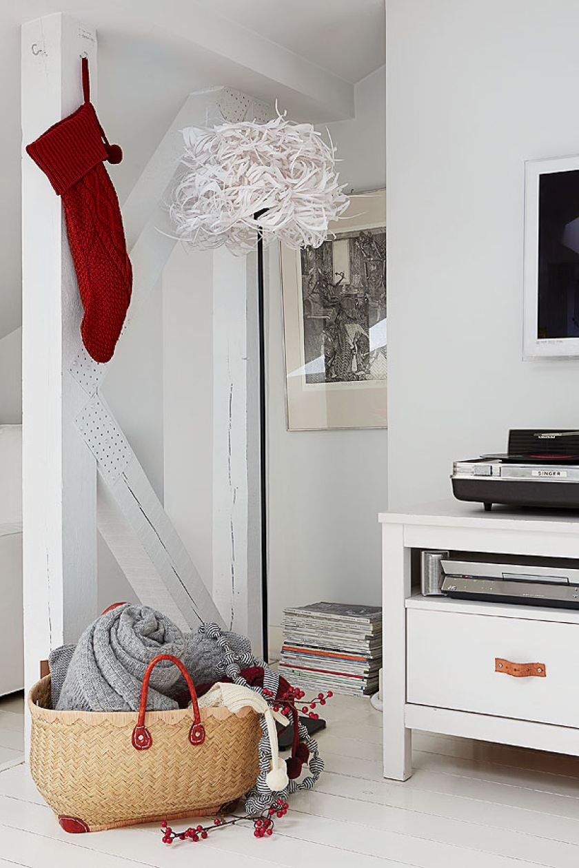 Białe mieszkanie na strychu urządzone w stylu skandynawskim.