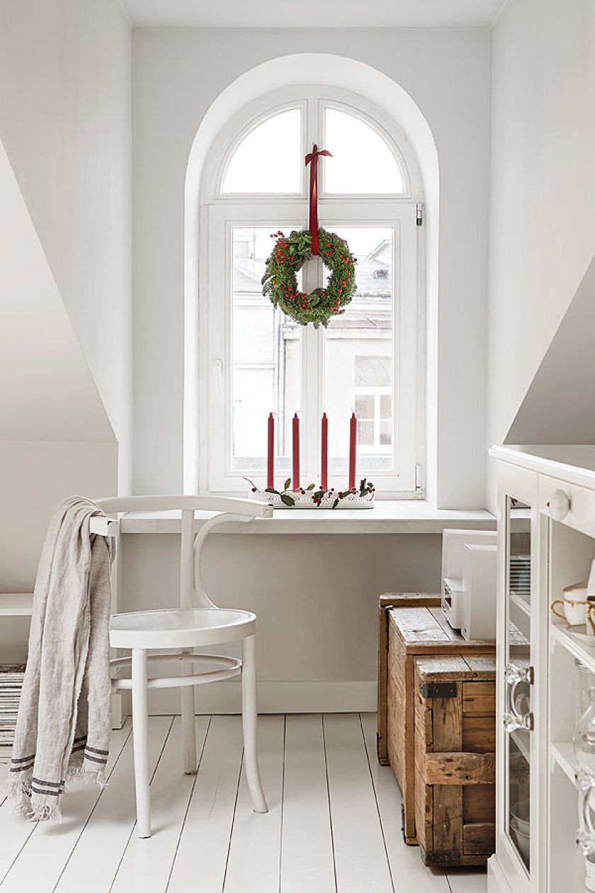 Białe mieszkanie na strychu urządzone w stylu skandynawskim.