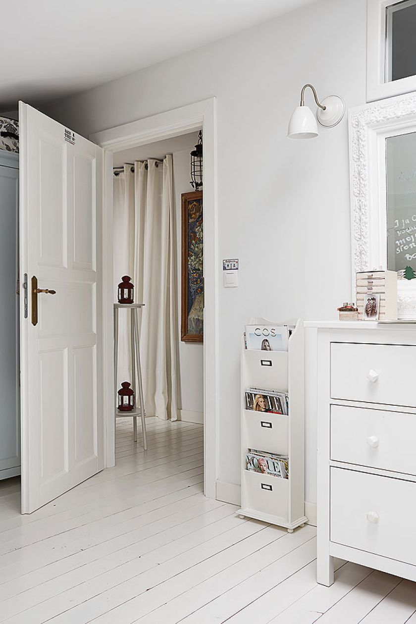 Białe mieszkanie na strychu urządzone w stylu skandynawskim.