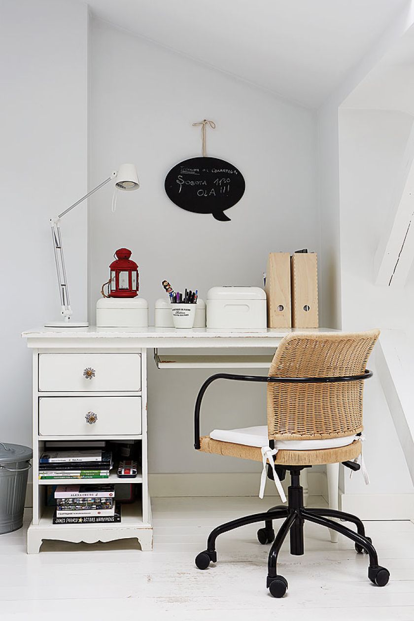 Białe mieszkanie na strychu urządzone w stylu skandynawskim.