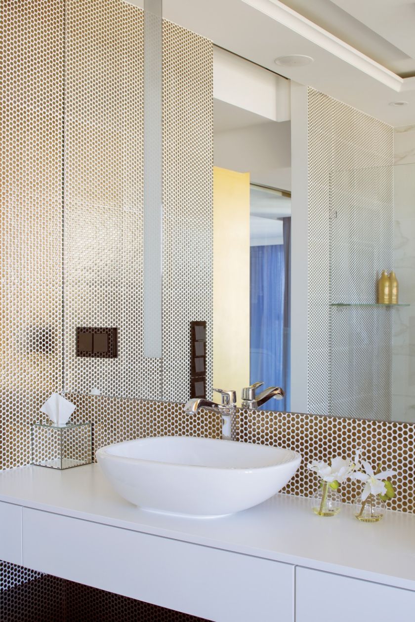 Takie widoki zobowiązują. Nowoczesny, luksusowy apartament został więc urządzony tak, żeby nic ich nie zasłaniało. Nawet