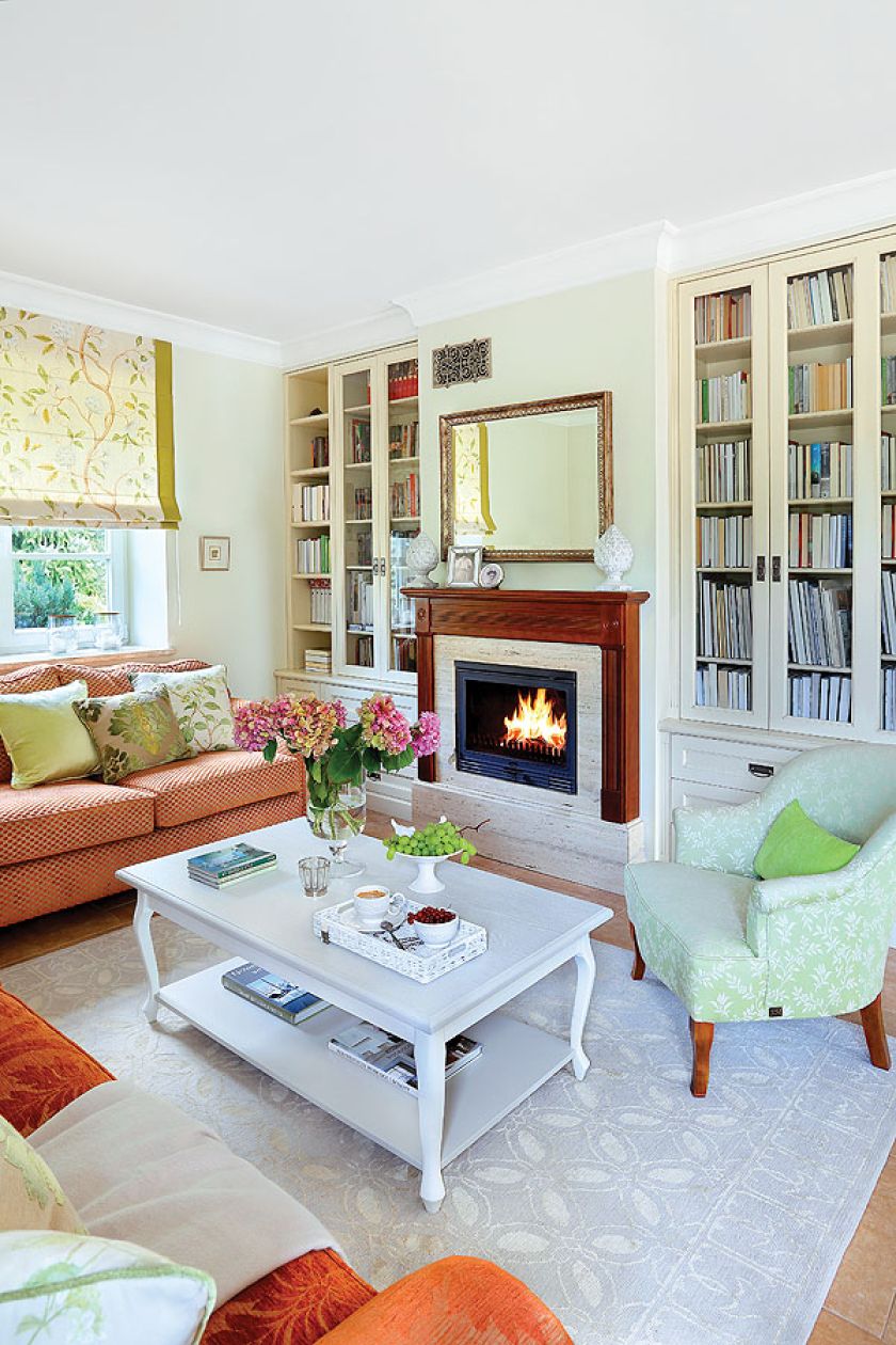 Biblioteka, zabudowa kominka i kuchnia jest zrobiona z dębiny.