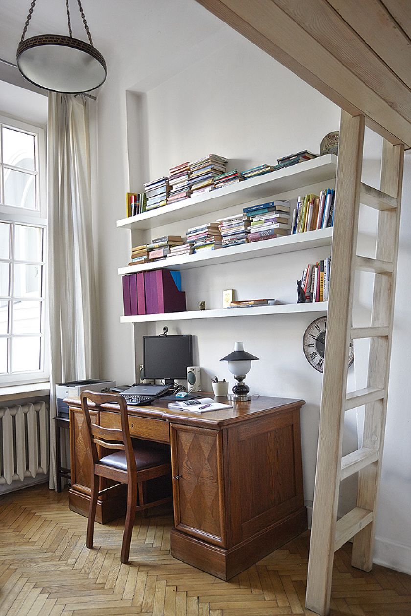 Biurko do pracy Hanny Samson. Na tarasie Hanny Samson